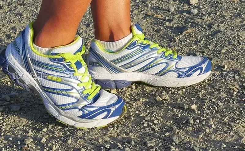 时尚潮流引领者：最新发布男生2025款白色运动鞋，带你感受现代街头风尚